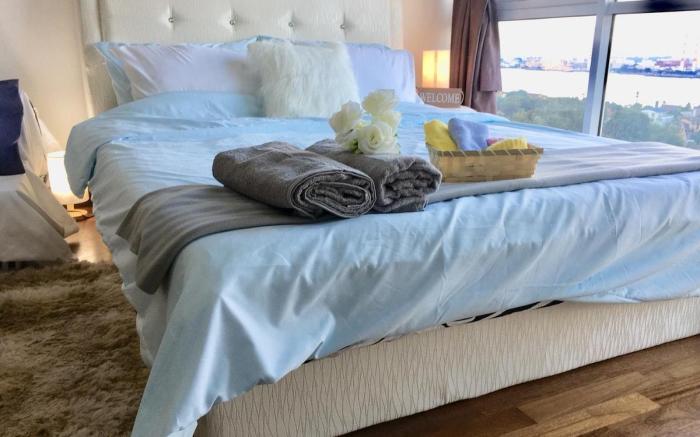 Lovely Spacious Seaview Jacuzzi Bath House w Pool