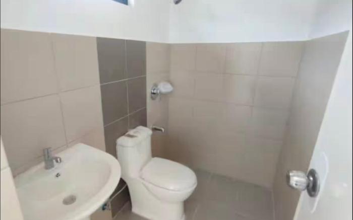 Room for Rent w/ free access to pool & gym