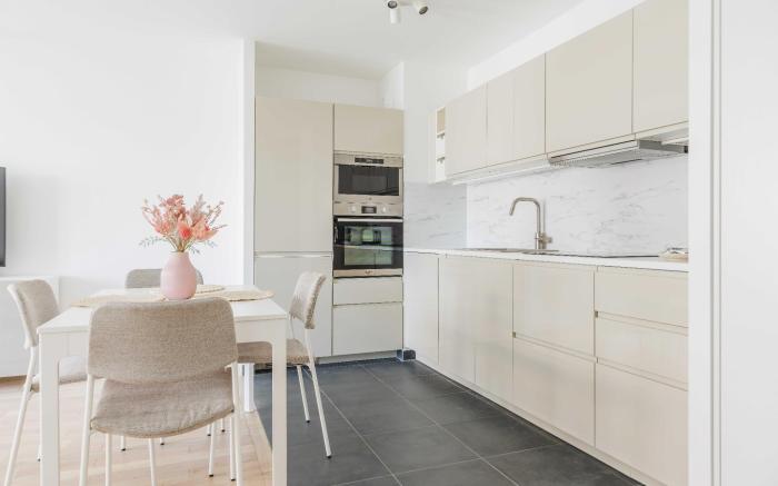 Modern apartment -2BR-4P- Flea market