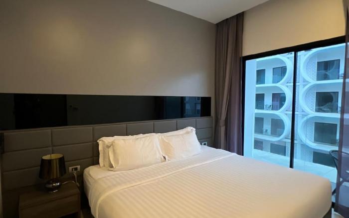 Spacious 1 bedroom apartment, pool view
