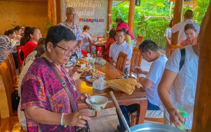 Kitchen Baan Mai Sak Homestay, Khao Wong Phrachan