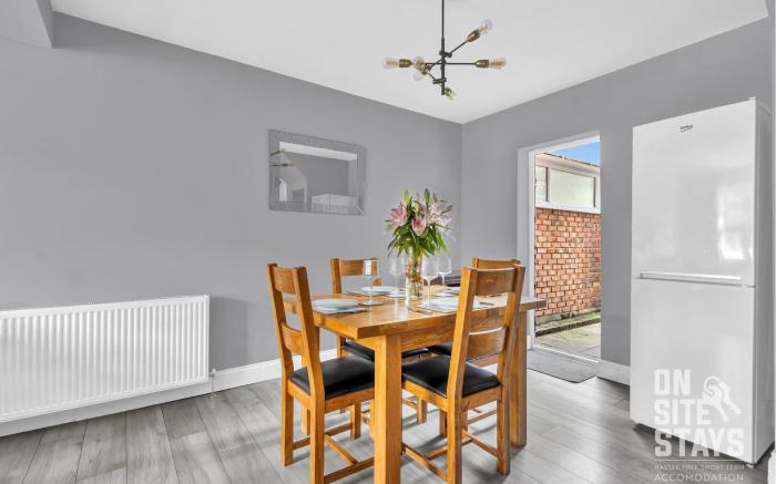 3 bedroom, 2 bathroom, driveway and Garden