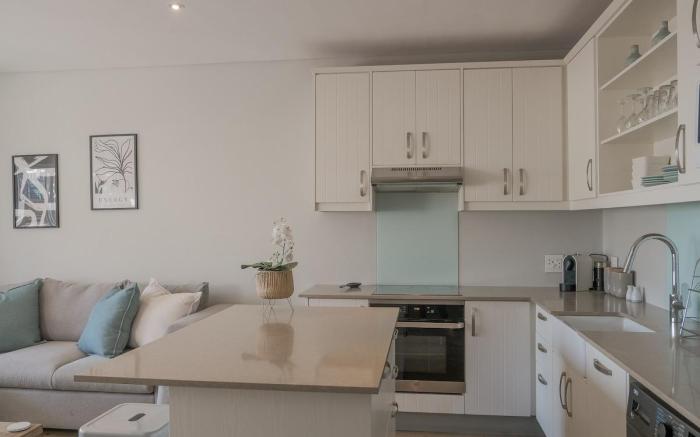 Coastal City Vibes: Stylish 2-Bedroom