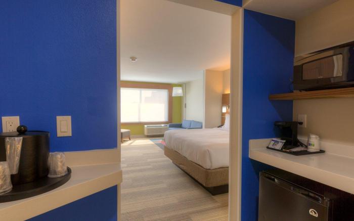Holiday Inn Express & Suites Tulsa Midtown By IHG