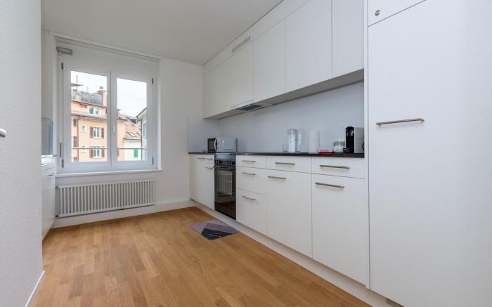 Apt 3B - Downtown Spacious 2-BR Apartment