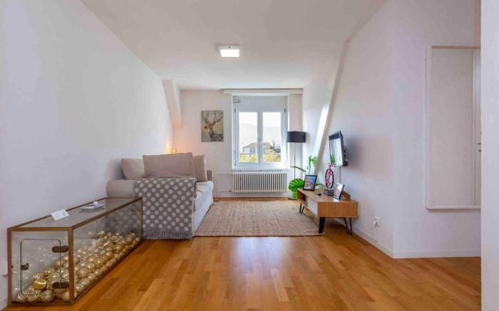 Apt 5B: Guest Fav - Downtown 2-BR Loft Apartment