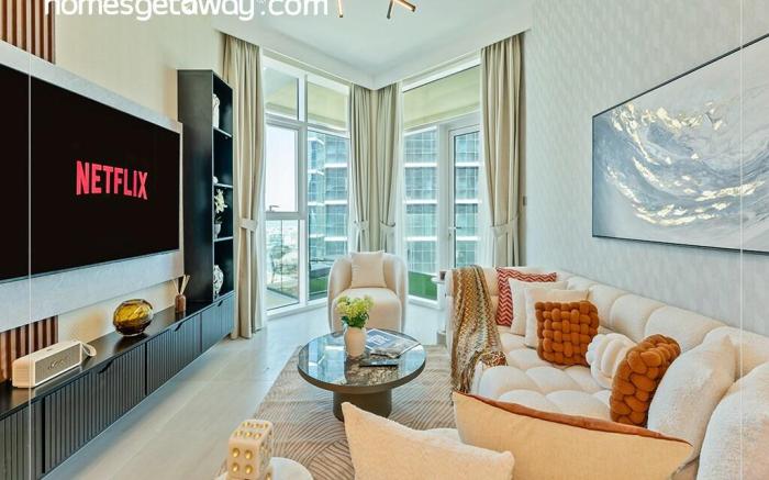 Luxury 2BR with Stunning Lake View in Business Bay