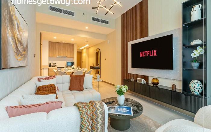 Luxury 2BR with Stunning Lake View in Business Bay