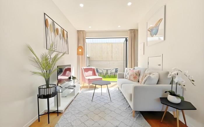 Two-Bed Townhouse with Courtyard & Parking 10/406