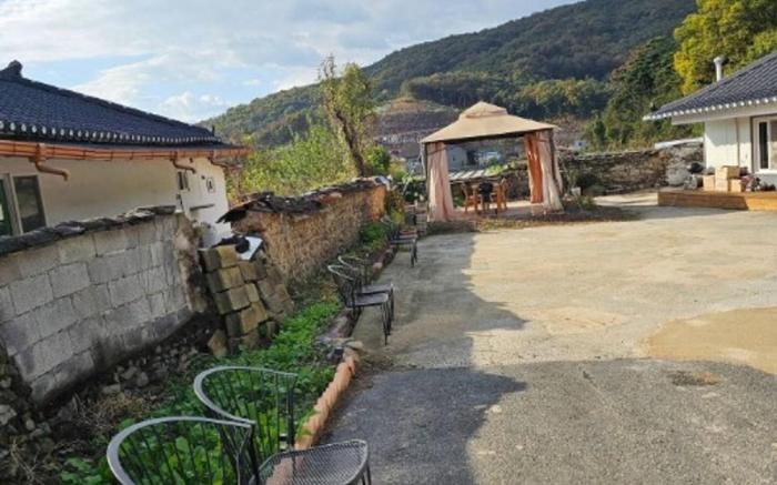 Goryeong Wide House with a Large Yard
