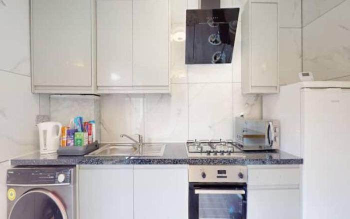 Spacious 3BR Home in Dagenham w/ 3-Car Driveway