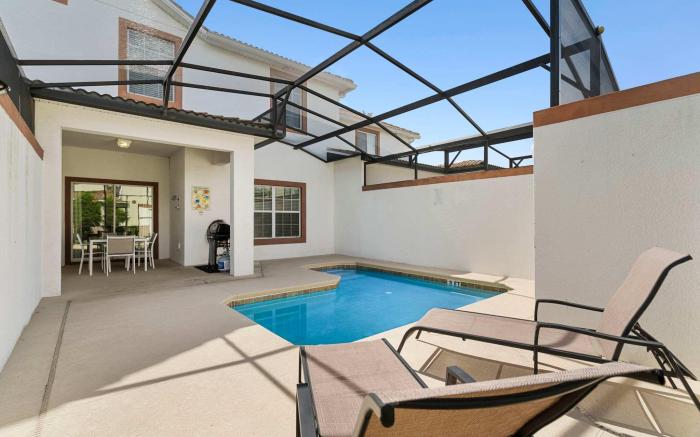 Townhome 4BR with Pool at Storey Lake