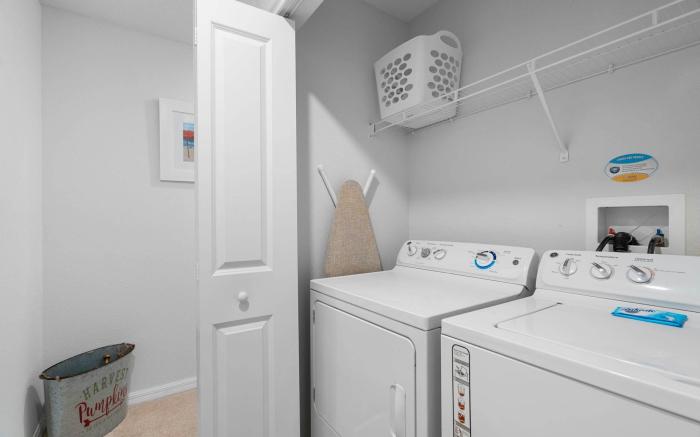 Townhome 4BR with Pool at Storey Lake