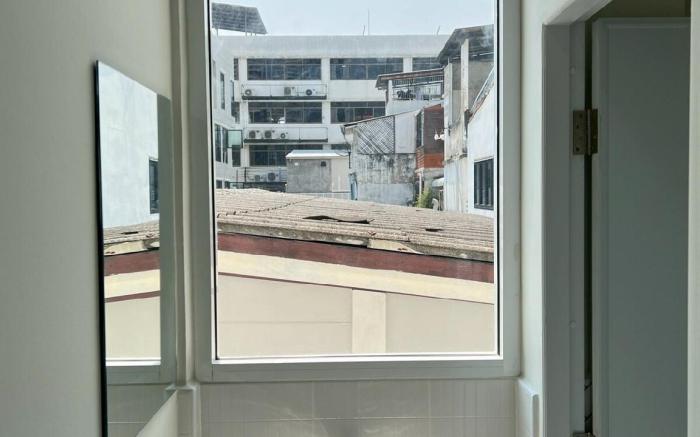 Ease@Sathorn Hostel and Co-working Space