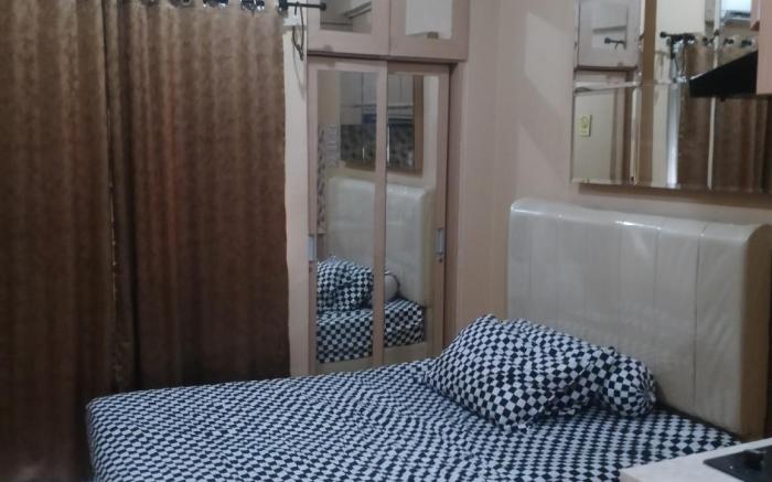 Room Apartemen Green Pramuka City by Pergiterusid 