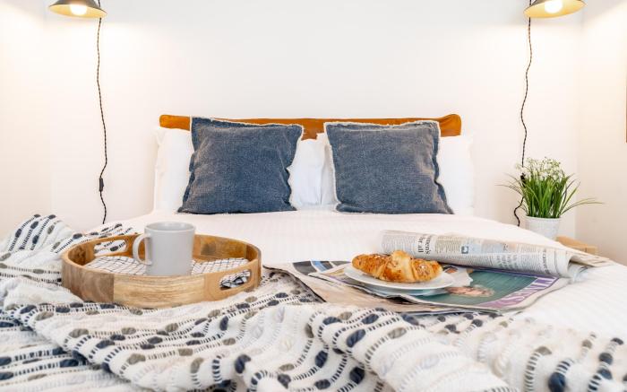 Central Chester: Cozy and Modern Flat