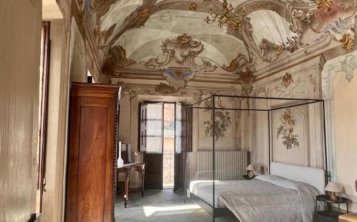 Casa REGINA MONTIS REGALIS