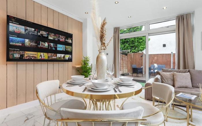 Elegant Oasis | Garden | 65 inch TV & Netflix