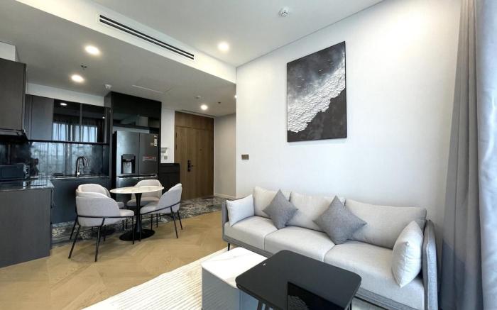 Luxury 2BR Retreat – River Views, Pool, Gym