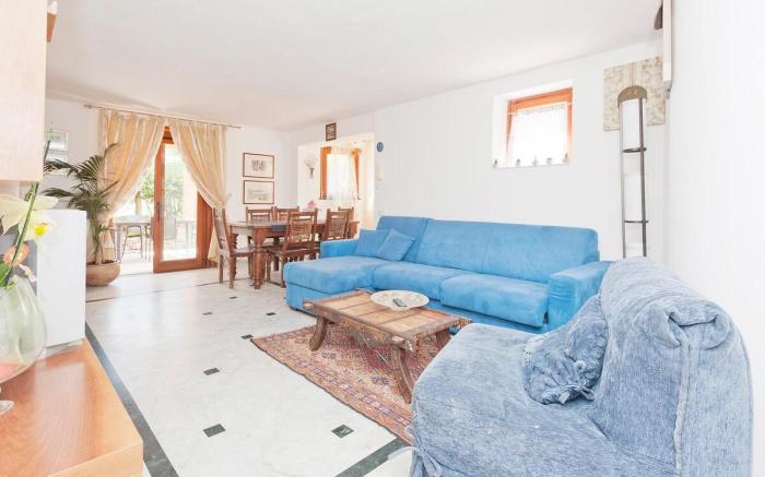 House Among the Olives, Ponente Blu