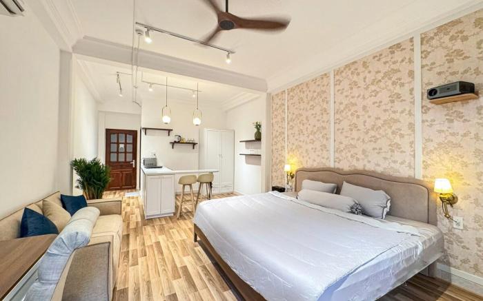 H"home: Căn hộ mới có ban công, thang máy quận 1