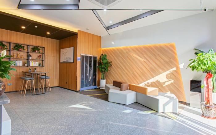 IU Hotel Taiyuan South Station East Square