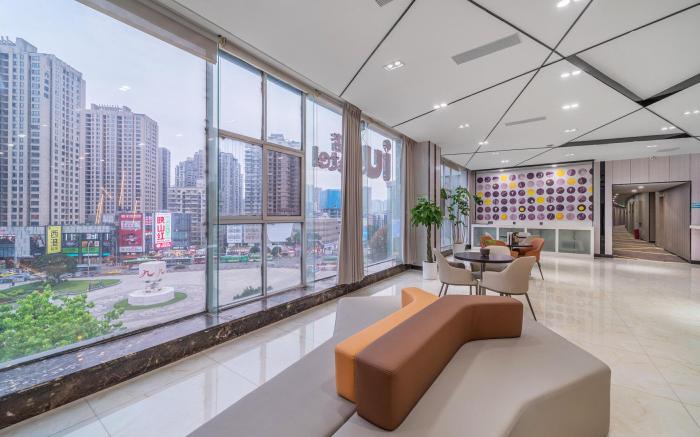 IU Hotel Chongqing Yangjiaping Pedestrian Street Subway Station