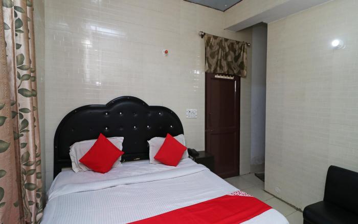 OYO 38116 Hotel Raj Golden