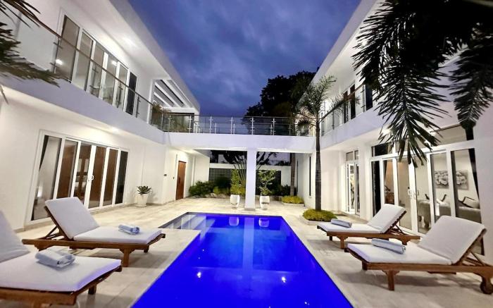 Lux Villa 4BR w/ pool, bathtub, washer near Canggu