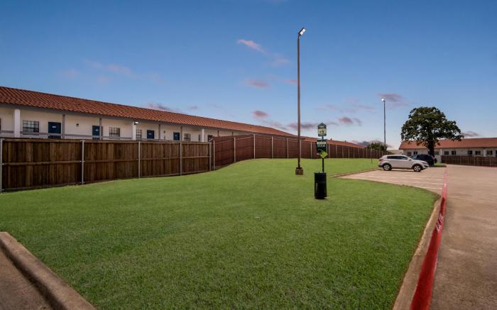 Red Roof Inn & Suites Euless - DFW Airport Southwest