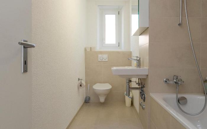 Apt 2B: Central Location: Spacious 2-BR Apartment