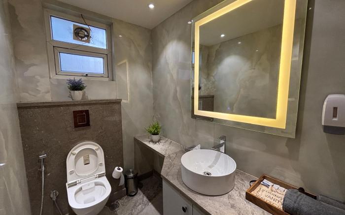Housr Sector 42 Gurgaon Golf Course Road Near 42-43 Metro Station 