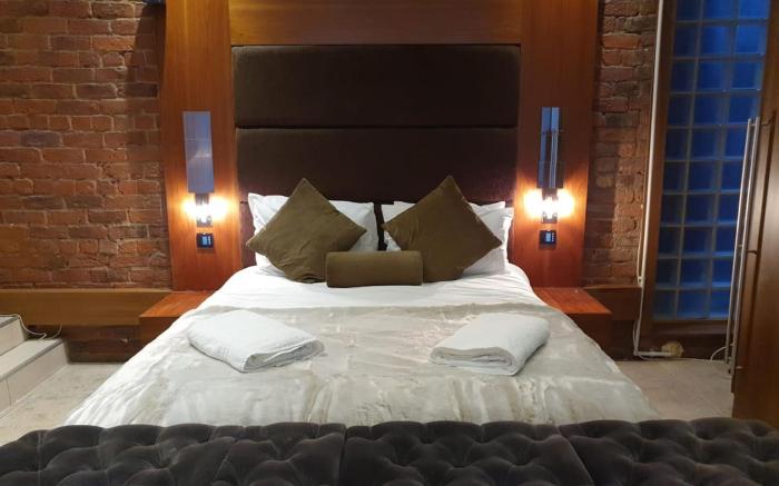 The Famous Floor Sleeps 26 and Group Acc Sleeps30