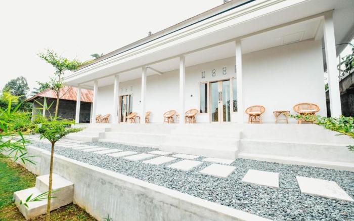 Queenara Local House
