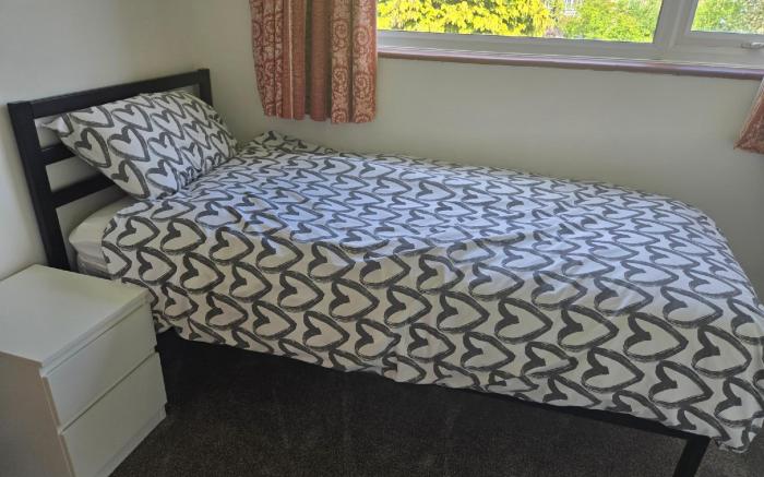 4BR in Staines with Private Garden & Easy Parking