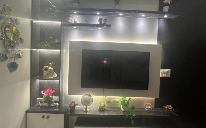 Cozy 1BHK 301 | Big TV, OTTs