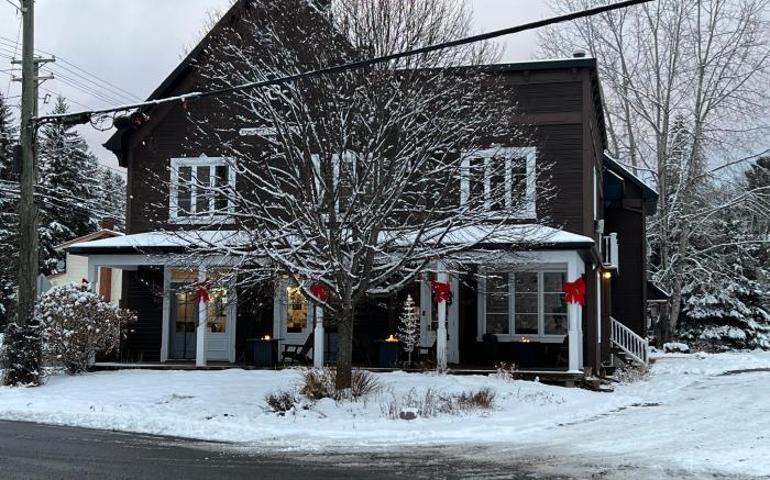 Le 900 Tremblant Inn Cafe and Bistro