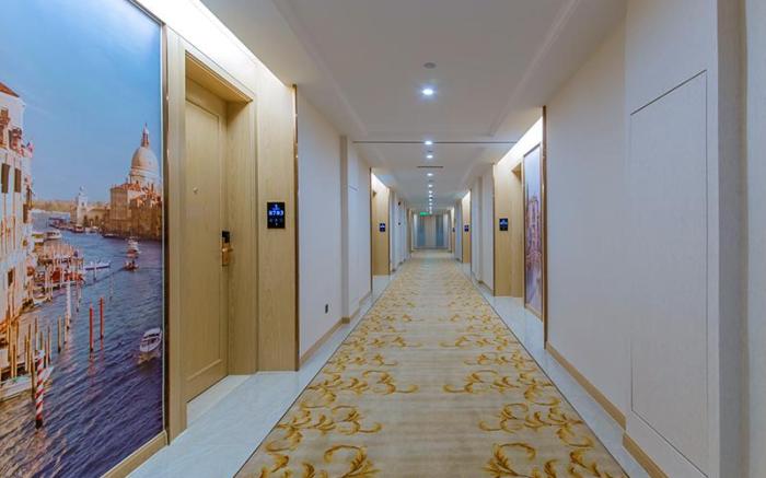 Vienna International Hotel Hubei Huanggang Normal University Ruitian Plaza