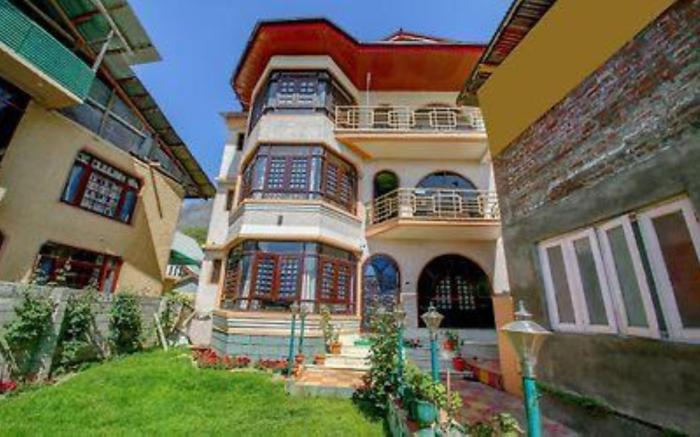 Nishat Lake view resorts Srinagar
