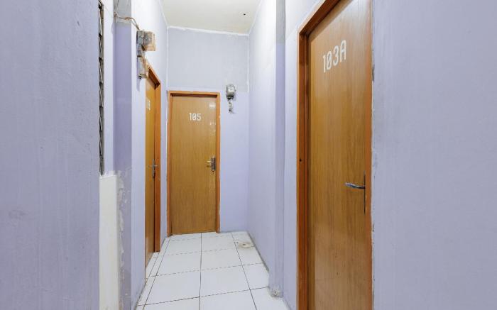 RedDoorz near Esa Unggul University Jakarta Campus
