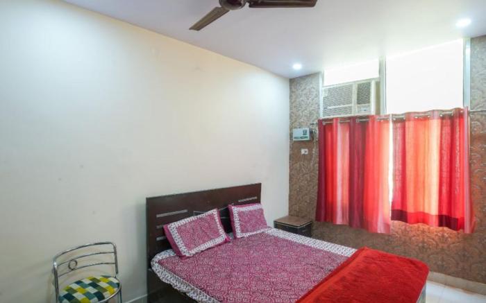 Goroomgo RLJ Guest House Varanasi