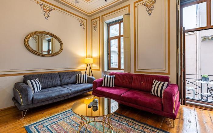 1+1 High Ceilinged Flat W/balcony,Sea view ,Galata