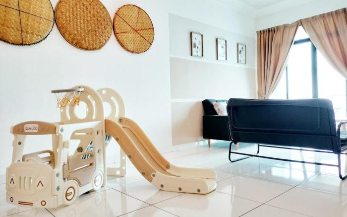 Platino 4BR walk to Paradigm mall