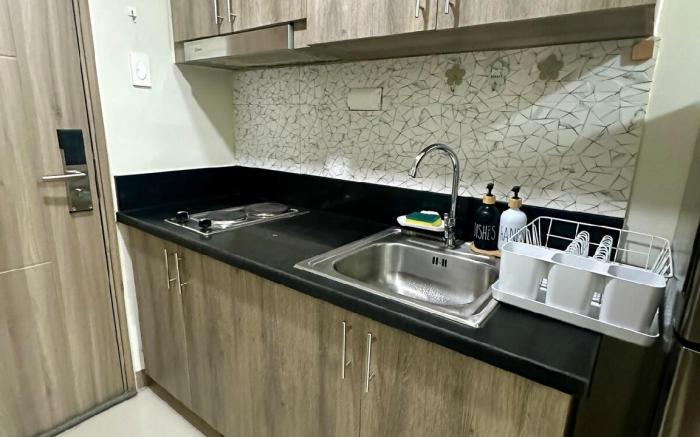 Unit near MOA and NAIA Airport w/Balcony @ Pasay