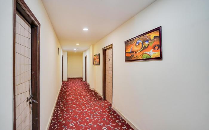 Super Collection O West Vinod Nagar Metro Station Formerly Royal Inn