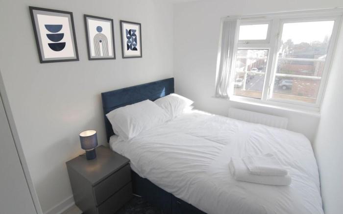 3Bed Central Flat - free parking