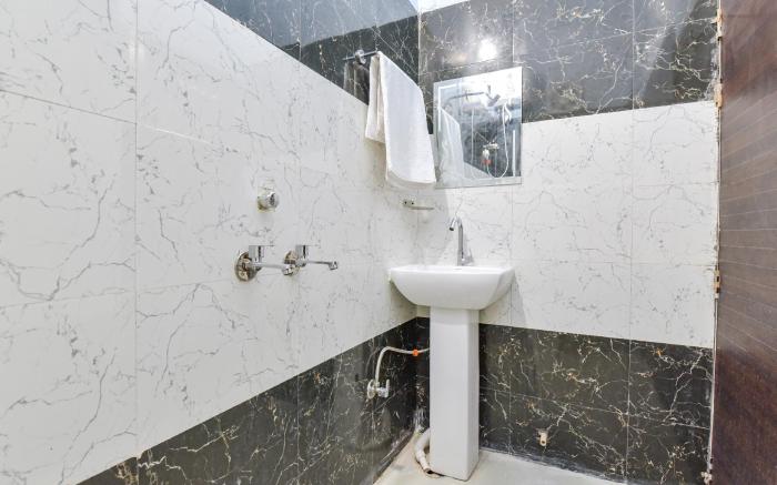 OnlyStay RK Residency Near Prem Mandir