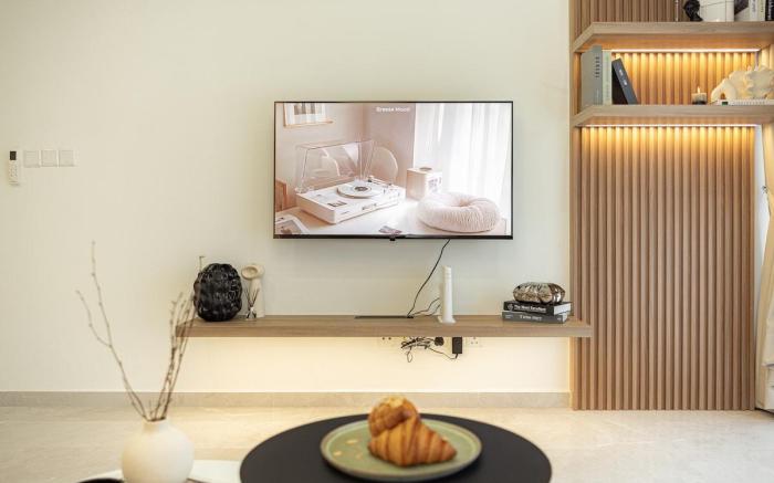 Modern Luxe Retreat, Elegant Comfort in the City