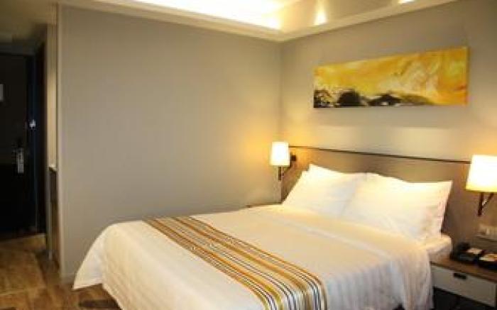 Home Inn Plus Harbin Railway Station Provincial Government Workers' Cultural Palace Metro Station