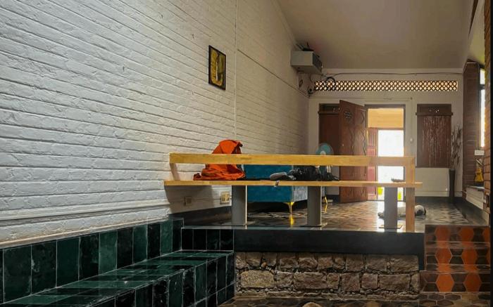 Rahees Bi Roambay - Backpacker Hostel